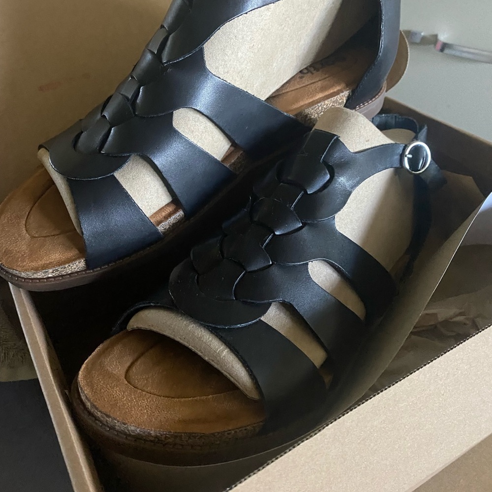 Earth Origins Black Leather T-Strap Sandals - Picture 3 of 6